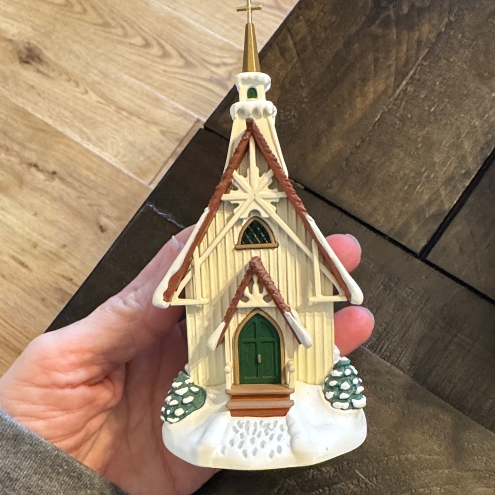Hallmark Colonial Church Ornament - Red and White Collectors 1999 - Picture 8 of 12